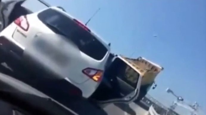 煽られてブチ切れたダンプカーが、高速道路でとんでもない暴挙に！