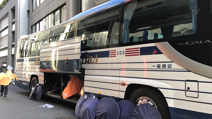 観光用の大型バスのトランクにスポーツバイクを積載して目的地に行くサイクリングバスツアー