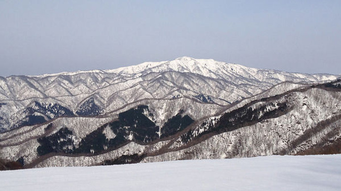 スノーボードのオンラインウェブマガジン「SNOWSTEEZ」は、4月以降も滑走可能なスキー場の情報の配信を開始した。