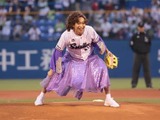 TOKIOのリーダー？「島茂子」が始球式…「全国のキャバレーを回ってます」 画像