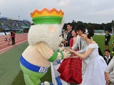 ピッチの上で結婚式！湘南ベルマーレホームゲームで「スタジアムウェディング」開催 画像
