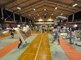 厳格なルールと高度な戦略性で戦う「全日本まくら投げ大会」開催 画像