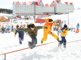 障害物競争や親子リレーで優勝を目指す「雪上親子運動会」開催…白馬コルチナスキー場 画像