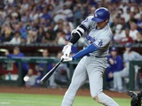 【MLB】「危なかった」大谷翔平、一塁ゴロであわや野手と激突でヒヤリ……術後の右手をプルプル 画像