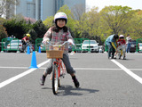 補助輪なしで自転車に乗れた！　親子の挑戦を自転車競技団体がサポート 画像