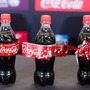 コカ・コーラの『リボンボトル』は右が完成形。中央は錦織選手、左は奈良選手が途中まで作ったもの（2016年12月4日）